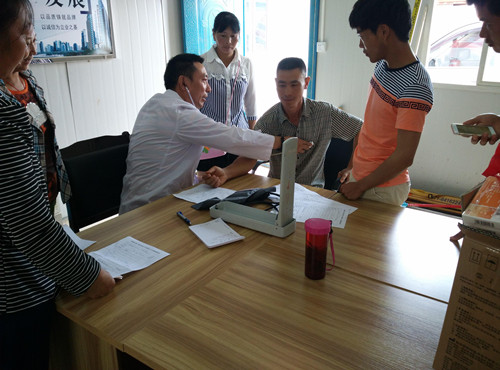 公司各直管部積極組織免費(fèi)為農(nóng)民工健康體檢