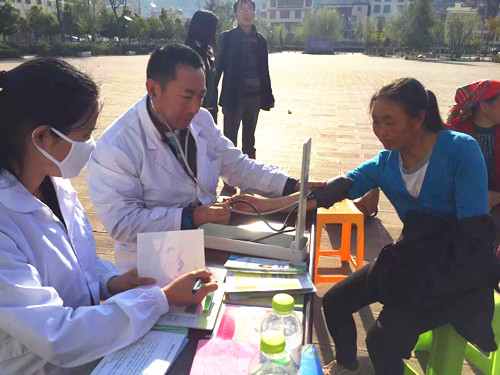職工醫(yī)院醫(yī)護人員為宣威得祿鄉(xiāng)群眾義診