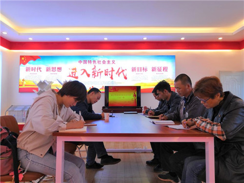 公司領(lǐng)導(dǎo)為滇池明珠廣場(chǎng)二期建設(shè)項(xiàng)目臨時(shí)黨支部黨員講黨課